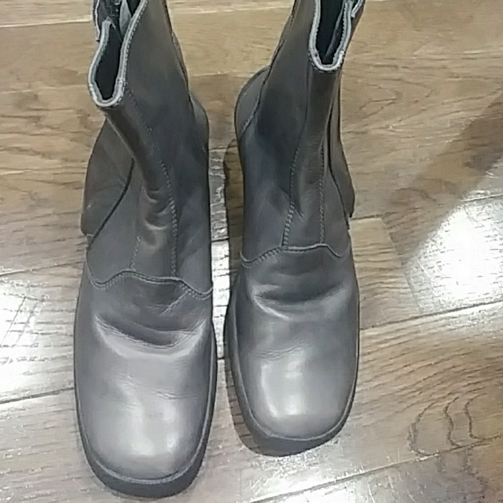 Fendi gray boots